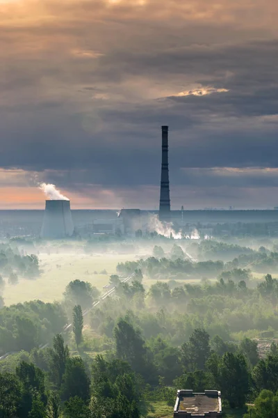 Gün doğumunda elektrik santrali