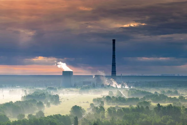 Kraftwerk im Sonnenaufgang — Stockfoto