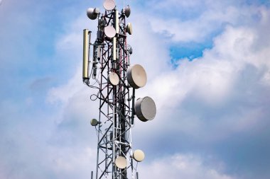 Antenli telekom kulesi