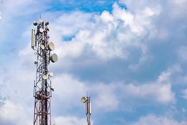 Телекоммуникационная башня с антеннами — стоковое фото