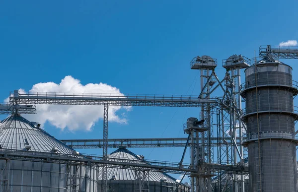 Grain elevator silos — Stock Photo, Image