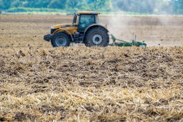 Traktor odla fältet — Stockfoto