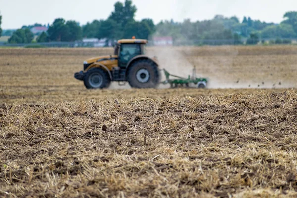 Trator que cultiva o campo — Fotografia de Stock