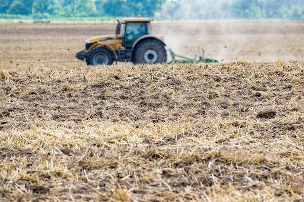 Traktor pěstování pole — Stock fotografie