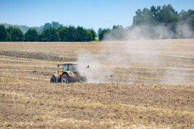 Traktör alan yetiştirilmesi