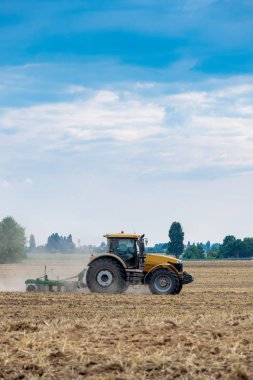 Traktör alan yetiştirilmesi