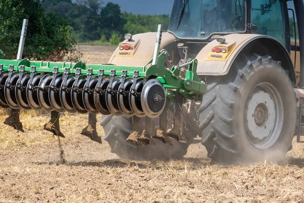 Traktor odla fältet — Stockfoto