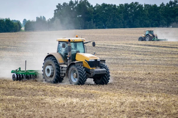 Trator que cultiva o campo — Fotografia de Stock