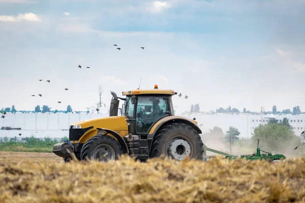 Traktor bearbeitet das Feld — Stockfoto