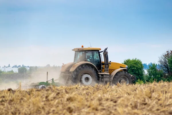 Trator que cultiva o campo — Fotografia de Stock