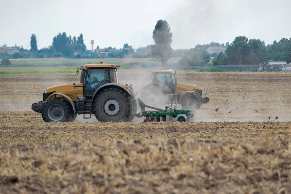 Traktor odla fältet — Stockfoto