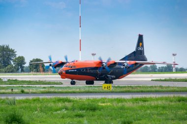 Antonov An-12 kargo uçağı
