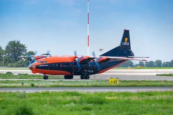 Antonov An-12 avión de carga —  Fotos de Stock