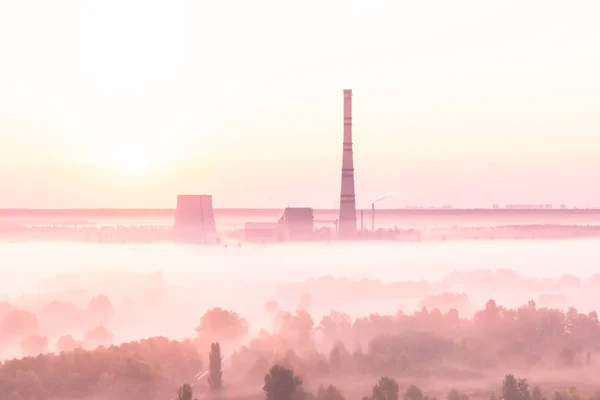 Kraftwerk im Sonnenaufgang — Stockfoto