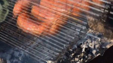 Sosisli ızgara şöminenin etrafında döndürüldü. 