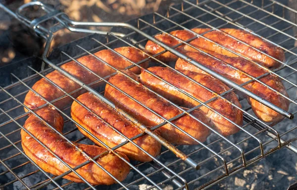 Würstchen auf dem Grill — Stockfoto