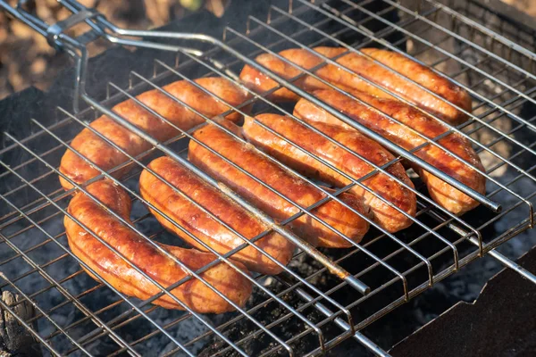 Würstchen auf dem Grill — Stockfoto