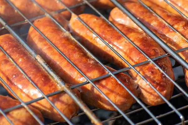 Würstchen auf dem Grill — Stockfoto