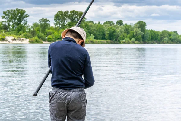 Junge Fängt Einem Bewölkten Tag Fische Auf Dem Fluss — Stockfoto