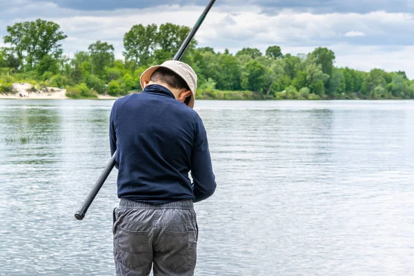 Ragazzo Cattura Pesce Sul Fiume Una Giornata Nuvolosa — Foto Stock