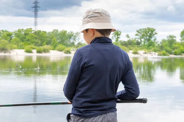 Jongen Vangt Vis Rivier Een Bewolkte Dag — Stockfoto