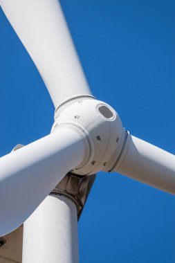 Rüzgar türbini baş pervanesi mavi gökyüzü arkaplanına yakın çekim