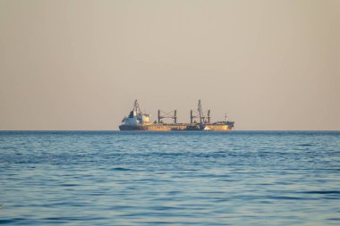 Gün batımında denizde büyük bir taşıyıcı