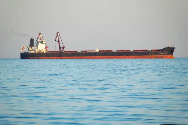 Ömlesztettáru Szállító Hajó Tengeren Nyugodt Időben Nyáron — Stock Fotó