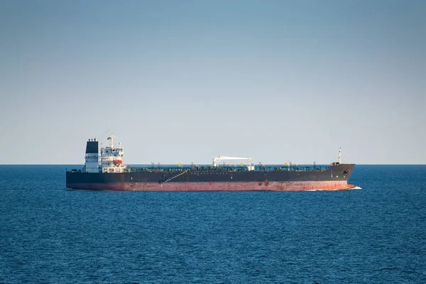 Petrolero Mueve Largo Del Mar Tranquilo — Foto de Stock
