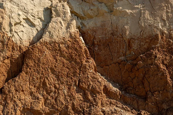 Toprak dokusu kum ve kil ile kesilir.