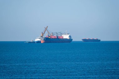 Toplu taşıyıcı denizde yükleniyor.