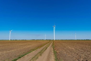 Yazın tarlada rüzgar türbinleri