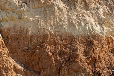 Toprak dokusu kum ve kil ile kesilir.