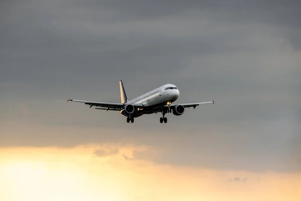 Επιβατικό Αεροπλάνο Προσγειώνεται Στο Ηλιοβασίλεμα Μετά Την Καταιγίδα — Φωτογραφία Αρχείου
