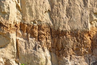 Toprak dokusu kum ve kil ile kesilir.