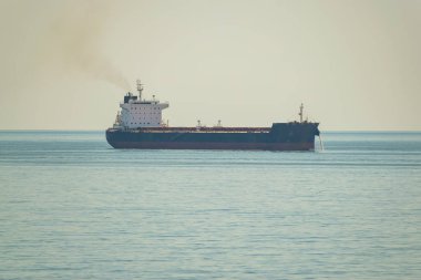 Gündüz vakti sakin denizde bir yük gemisi
