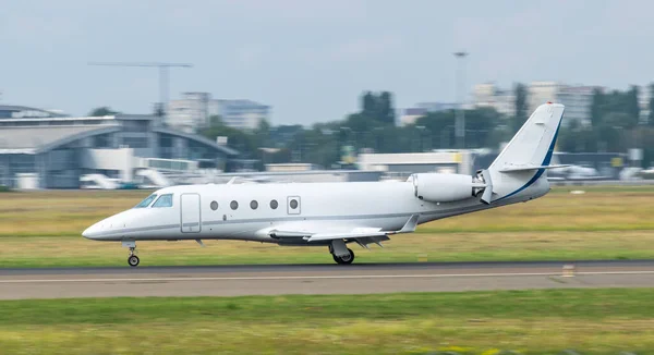 Business Jet Leszállás Repülőtéren Kifutópályán — Stock Fotó