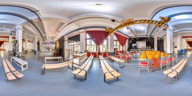 Minsk, Beyaz Rusya - 2018: sahne ve sandalyeler ile parti çatı iç açısı 360 ile 3d küresel panorama. Sanal gerçeklik için hazır. Tam equirectangular projeksiyon. Endüstriyel iç.