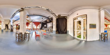 Minsk, Beyaz Rusya - 2018: sahne ve sandalyeler ile parti çatı iç açısı 360 ile 3d küresel panorama. Sanal gerçeklik için hazır. Tam equirectangular projeksiyon. Endüstriyel iç.