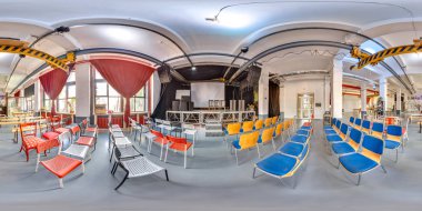 Minsk, Beyaz Rusya - 2018: sahne ve sandalyeler ile parti çatı iç açısı 360 ile 3d küresel panorama. Sanal gerçeklik için hazır. Tam equirectangular projeksiyon. Endüstriyel iç.