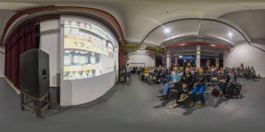 Minsk, Beyaz Rusya - 2018: 3d küresel panorama 360 parti çatı Ardiles ile birçok insan açısı dersin ile. Sanal gerçeklik için hazır. Tam equirectangular projeksiyon. Endüstriyel iç.