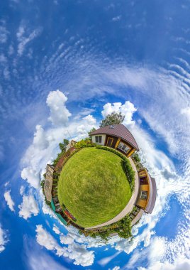 Yeşil küçük gezegen panorama mimarisi, yumuşak mavi gökyüzü ve beyaz bulutlar. Binalarda, yaz. Yaz.