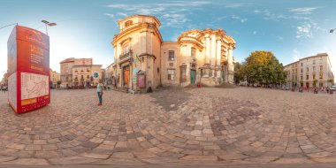 Lviv - summer, 2018: 3d küresel panorama 360 derecelik görüş açısı ile. Vr sanal gerçeklik için hazır. Tam equirectangular projeksiyon. Eski şehir. Şehir Merkezi. Mavi gökyüzü ile binalar. Yaz. Akşam.