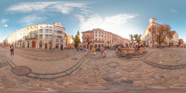Lviv - summer, 2018: 3d küresel panorama 360 derecelik görüş açısı ile. Vr sanal gerçeklik için hazır. Tam equirectangular projeksiyon. Eski şehir. Şehir Merkezi. Mavi gökyüzü ile binalar. Yaz. Akşam.