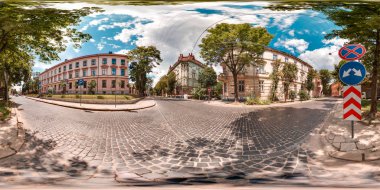 Lviv - summer, 2018: 3d küresel panorama 360 derecelik görüş açısı ile. Vr sanal gerçeklik için hazır. Tam equirectangular projeksiyon. Eski şehir. Şehir Merkezi. Mavi gökyüzü ile binalar. Yaz. Akşam.