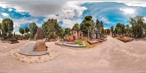 Gamla kyrkogården i sommar. Kyrkogården med gröna träd gravar i skogen med gräs. 3D Sfäriskt panorama med 360 graders betraktningsvinkel. Redo för virtuell verklighet i vr. Full ekvirektangulär projektion — Stockfoto