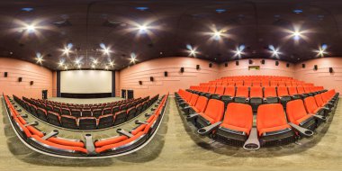 Moskova-2018: 3d küresel panorama 360 derecelik görüş açısı boş sinema salonu iç kırmızı rahat koltuklar ve ekran ile. Vr sanal gerçeklik için hazır. Tam equirectangular projeksiyon.