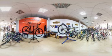 Moskova-2018: 3d küresel panorama 360 derecelik görüş açısı bisiklet deposu bisiklet bir sürü boş iç ile. Vr sanal gerçeklik için hazır. Tam equirectangular projeksiyon.