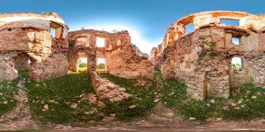 Mavi gökyüzü güneş yeşil çim 3d küresel panorama 360 derecelik görüş açısı ile Antik tuğla kale kalıntıları. Vr sanal gerçeklik için hazır. Güzel arka plan. Tam equirectangular projeksiyon