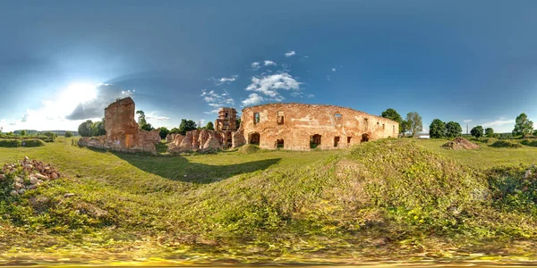 Ruinen Eines Alten Backsteinschlosses Mit Blauem Himmel Sonnengrünem Gras Kugelpanorama — Stockfoto